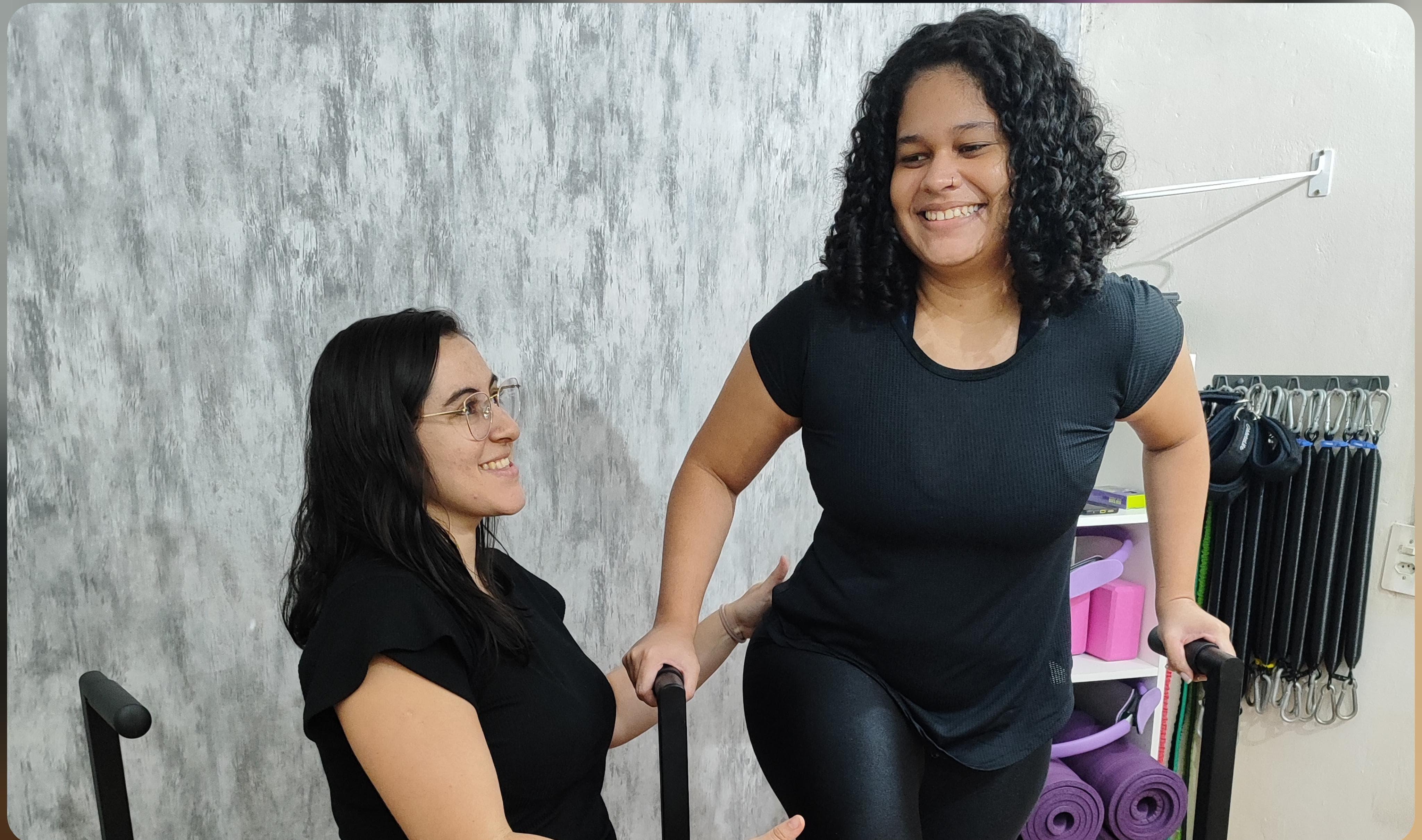 Imagem Professora ajudando aluna em um exercicio