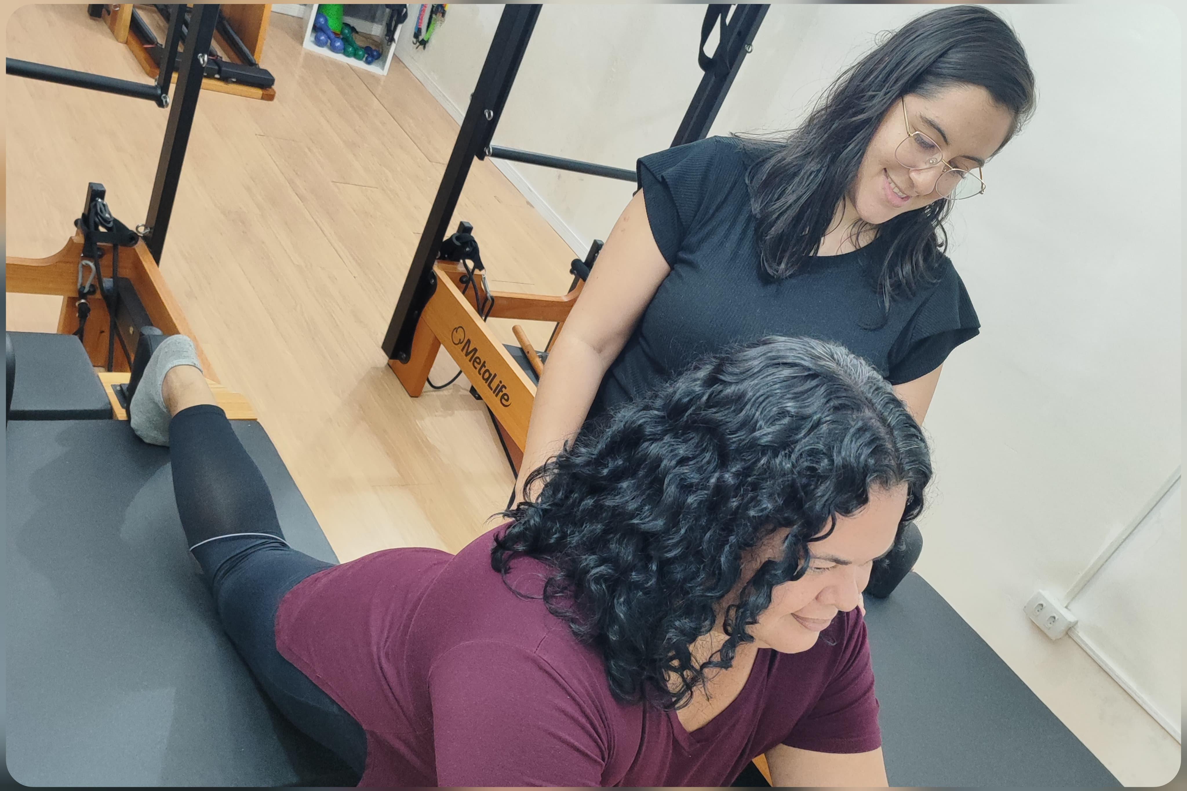 Imagem Professora ajudando aluna em um exercicio